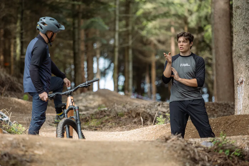 Inštruktor vysvetľuje techniku jazdcovi v Riders Park Donovaly