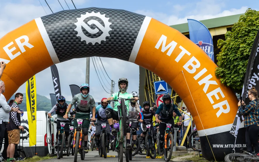 Jazdci pripravení na štarte pod nafukovacou bránou MTBIKER