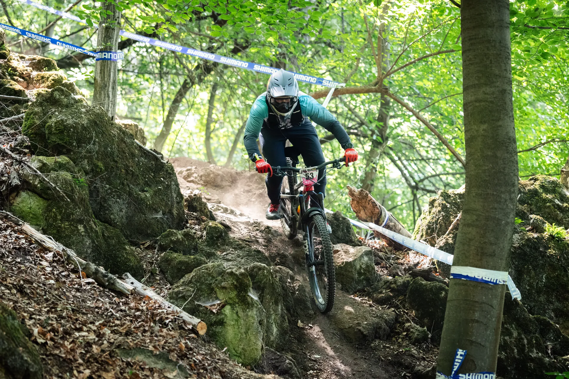 Pretekár v skalnatej pasáži enduro trate ohraničenej páskami — Slovenský pohár v endure 12.–13. 9. 2026 na Donovaloch