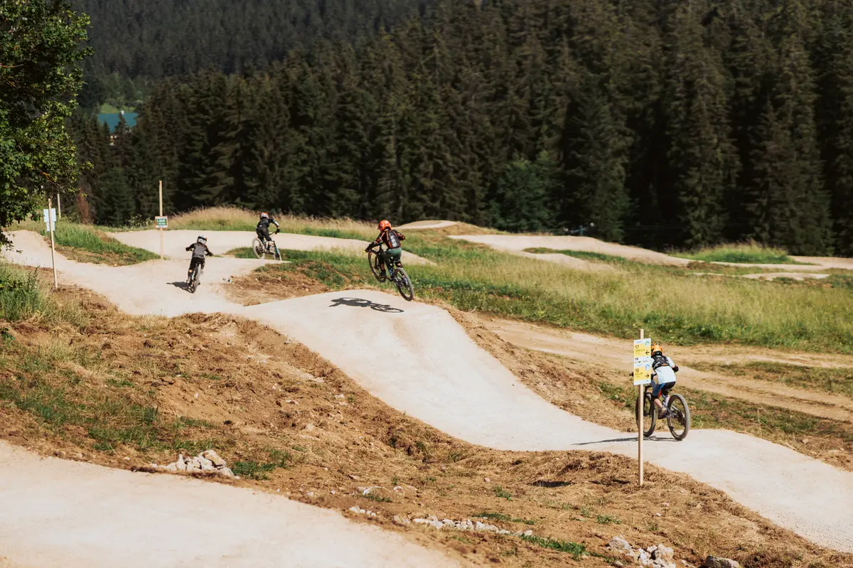 Jazdci na pump tracku v Riders Park Donovaly