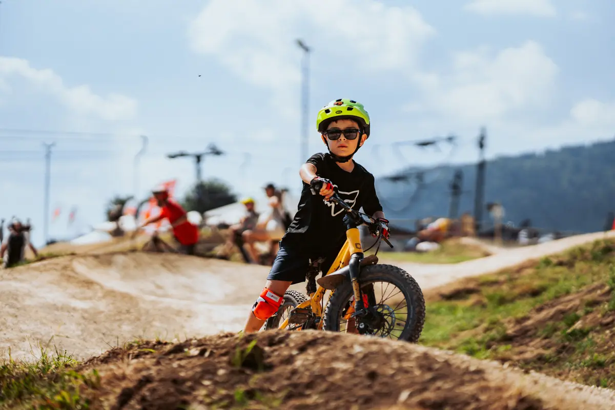 Malý jazdec v prilbe na pump tracku Riders Park Donovaly