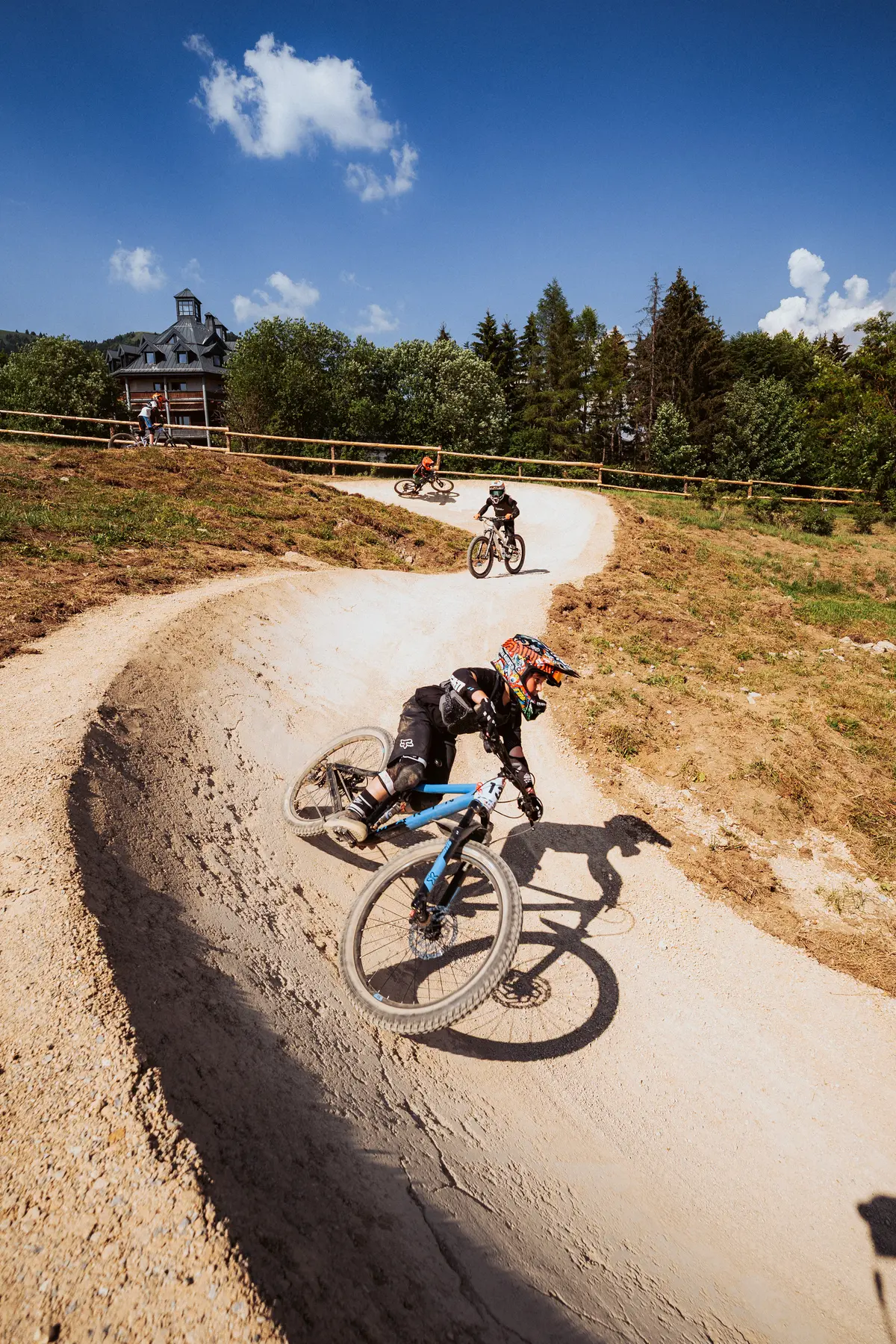 Jazdci v klopenej zákrute bikeparku Donovaly