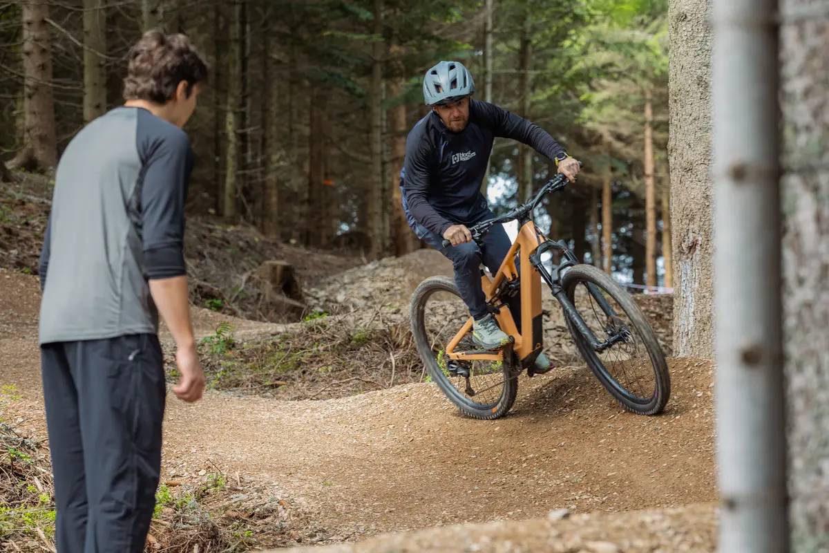 Nácvik techniky na traili pod dohľadom inštruktora
