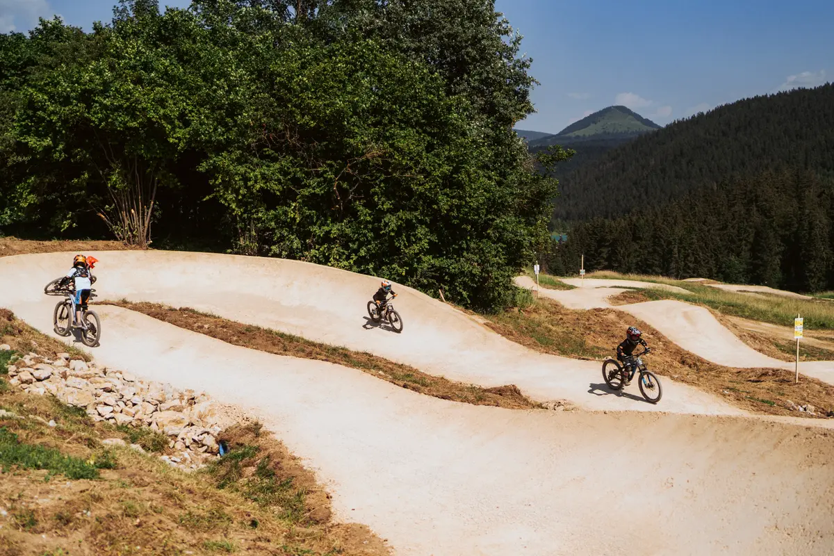 Pump track v Riders Park Donovaly s výhľadom na hory