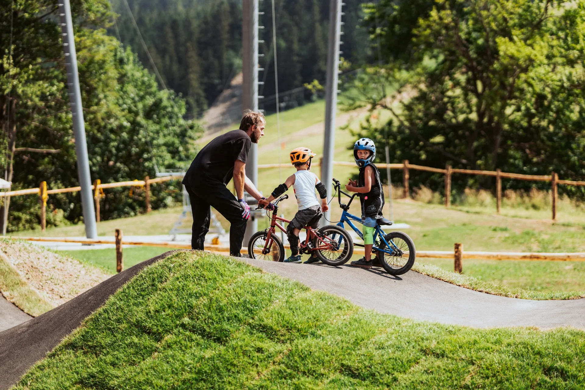 Inštruktor bike školy s deťmi na pump tracku v Riders Park Donovaly