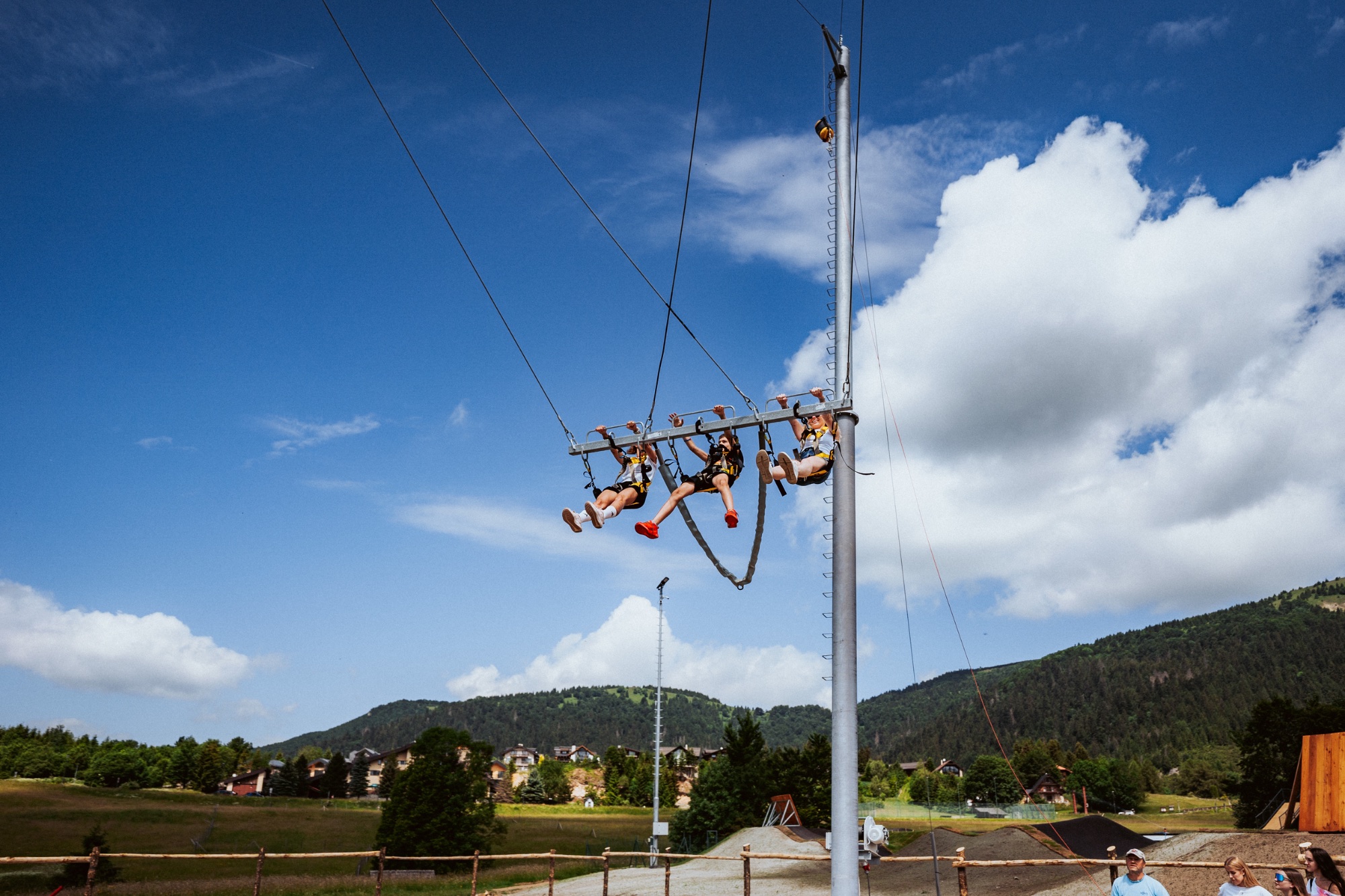 Letné aktivity: trampolíny, hojdačka