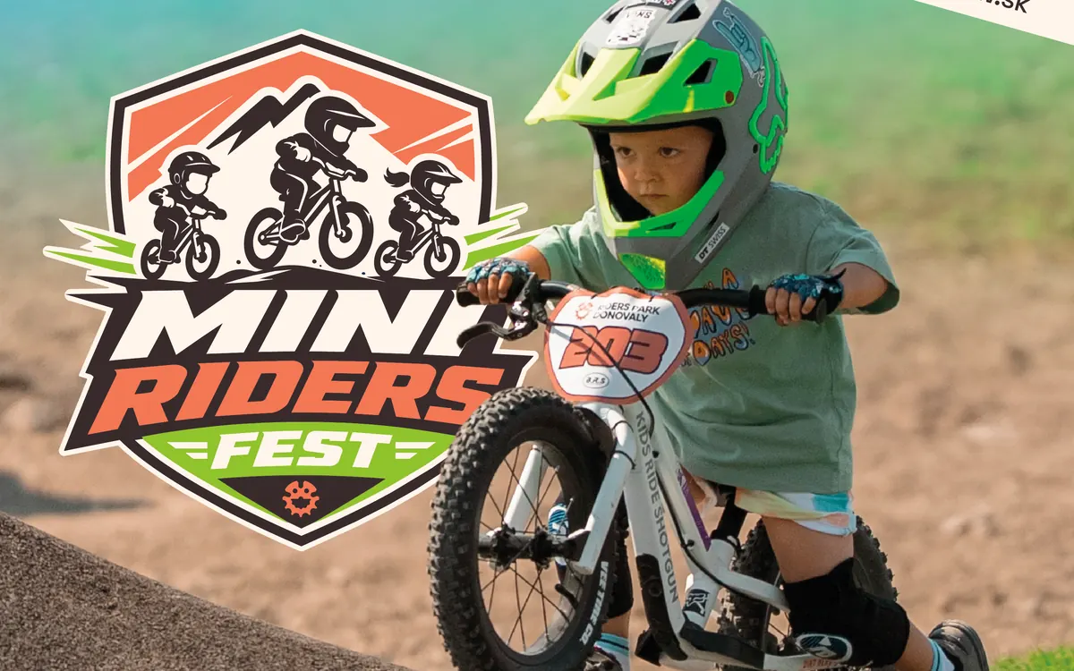 Dieťa v celotvárovej prilbe na detskom bicykli na pumptracku — vizuál podujatia MINI RIDERS FEST 23. 08. 2026 na Donovaloch