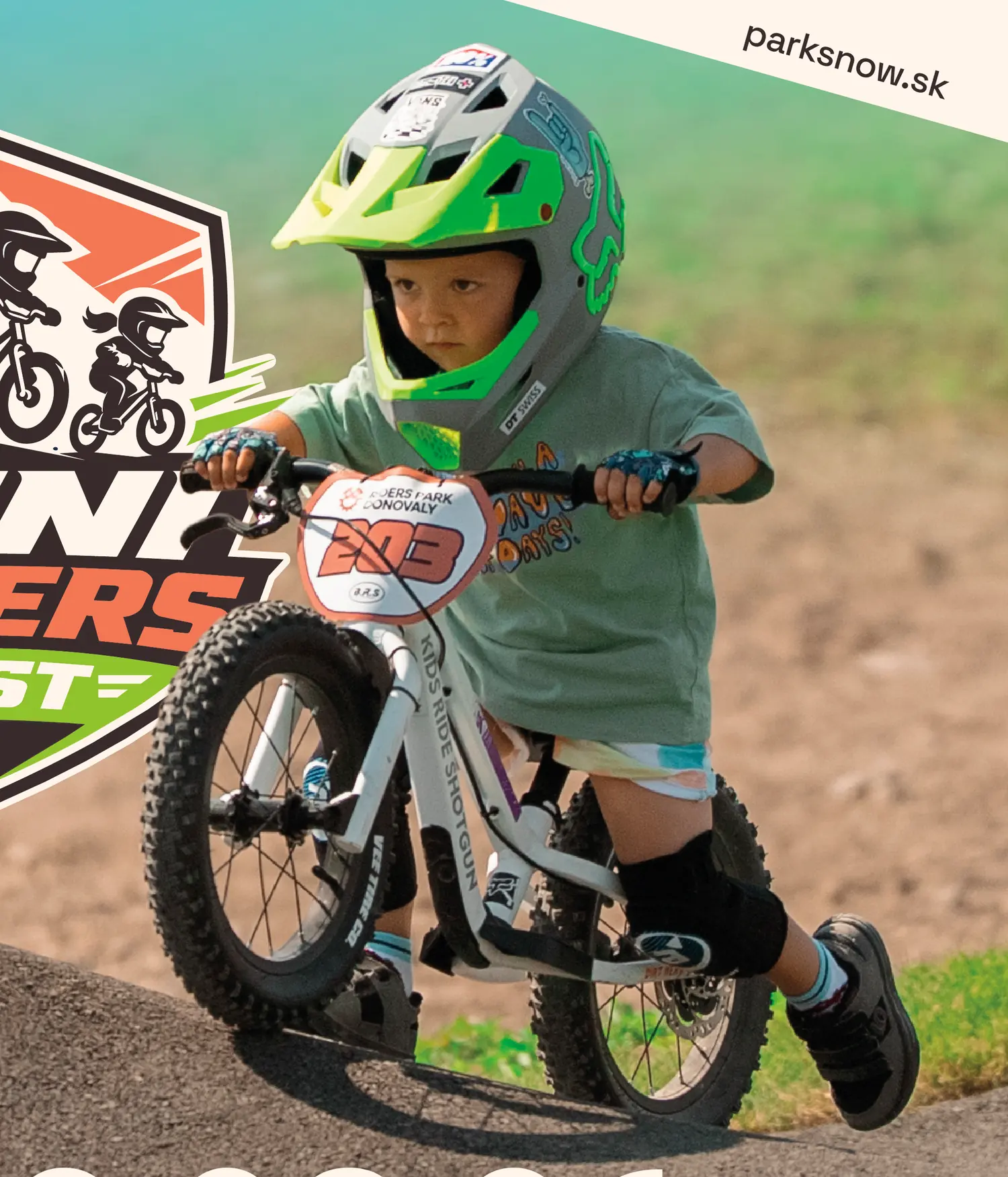 Dieťa v celotvárovej prilbe na detskom bicykli na pumptracku — vizuál podujatia MINI RIDERS FEST 23. 08. 2026 na Donovaloch