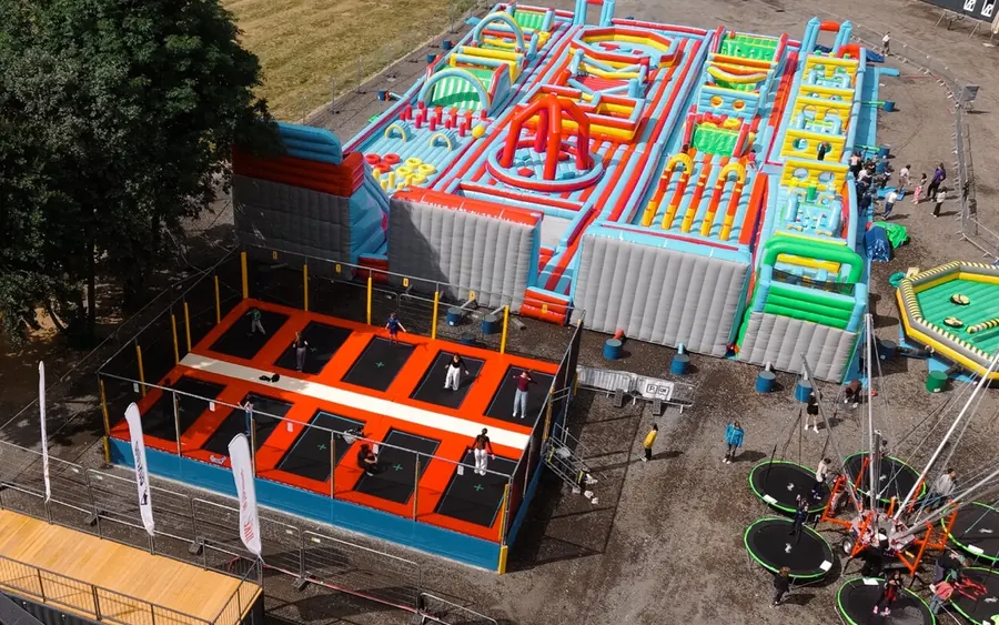 Trampolíny a veľký nafukovací skákací hrad v areáli Riders Park Donovaly