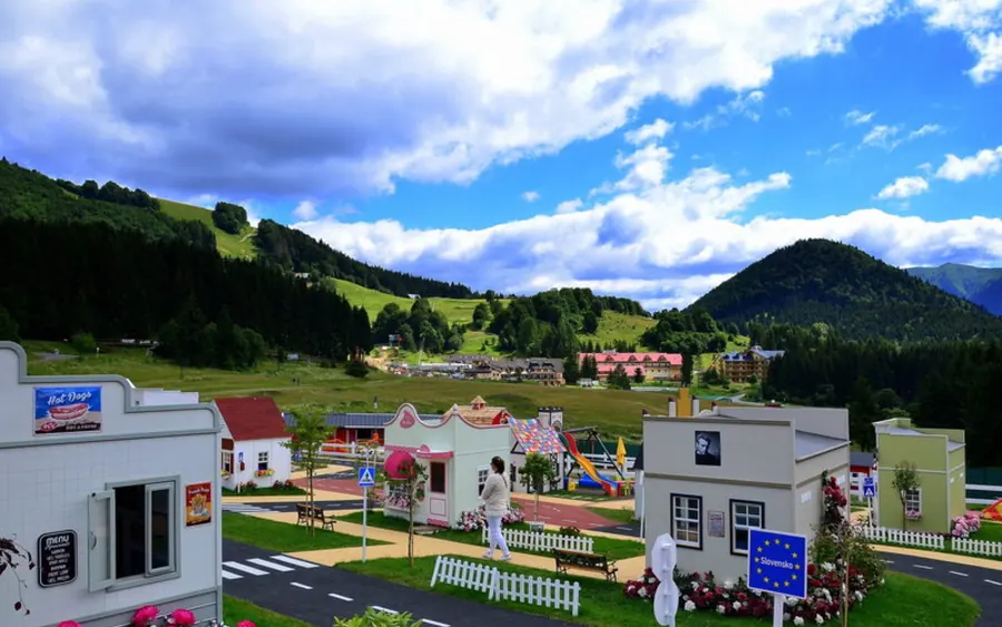 Donovalkovo — detské mestečko s miniatúrnymi domčekmi a cestičkami pod horami