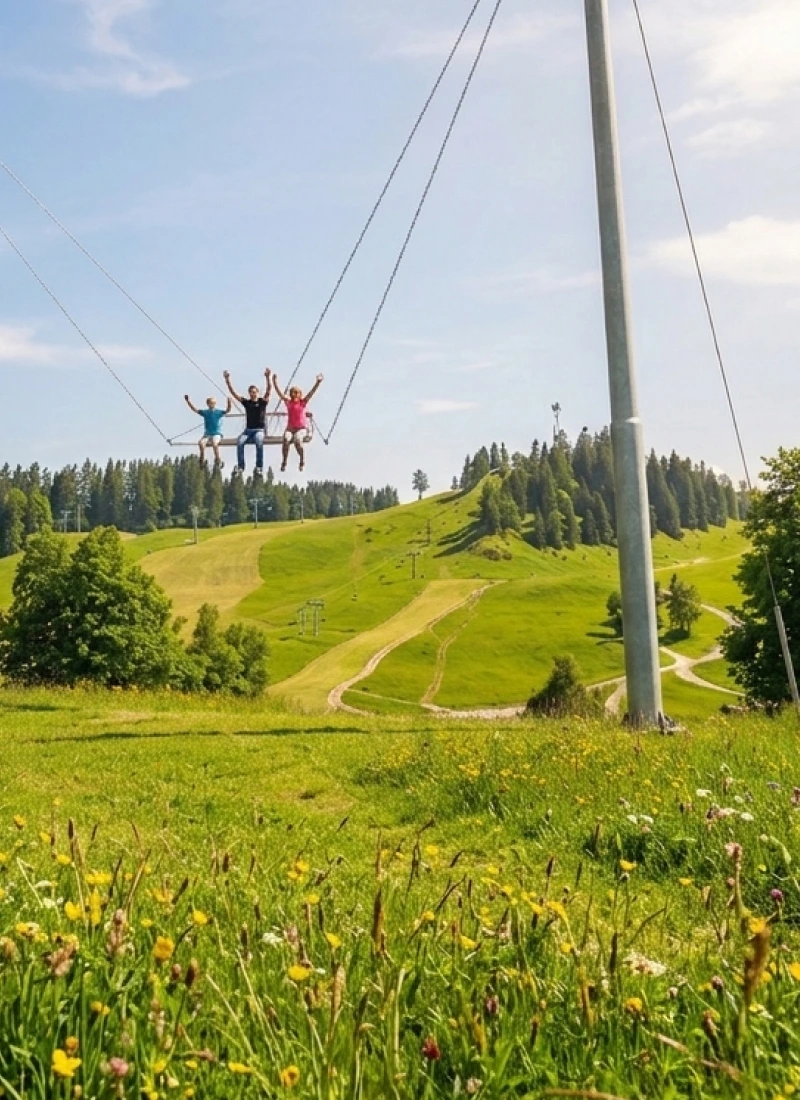 Letné aktivity: trampolíny, hojdačka